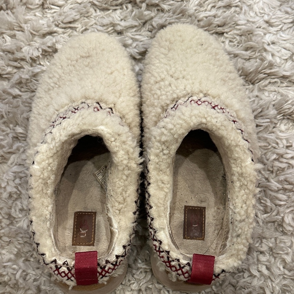Cream UGG Women's tazz Sherpa braided slippers